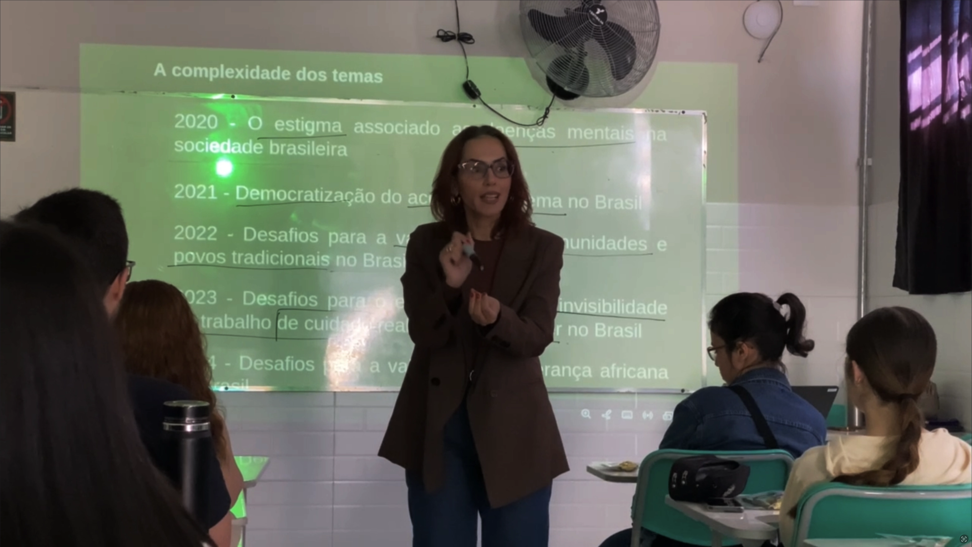 Alunos do Ensino Médio no Colégio Harmonia, São Mateus SP