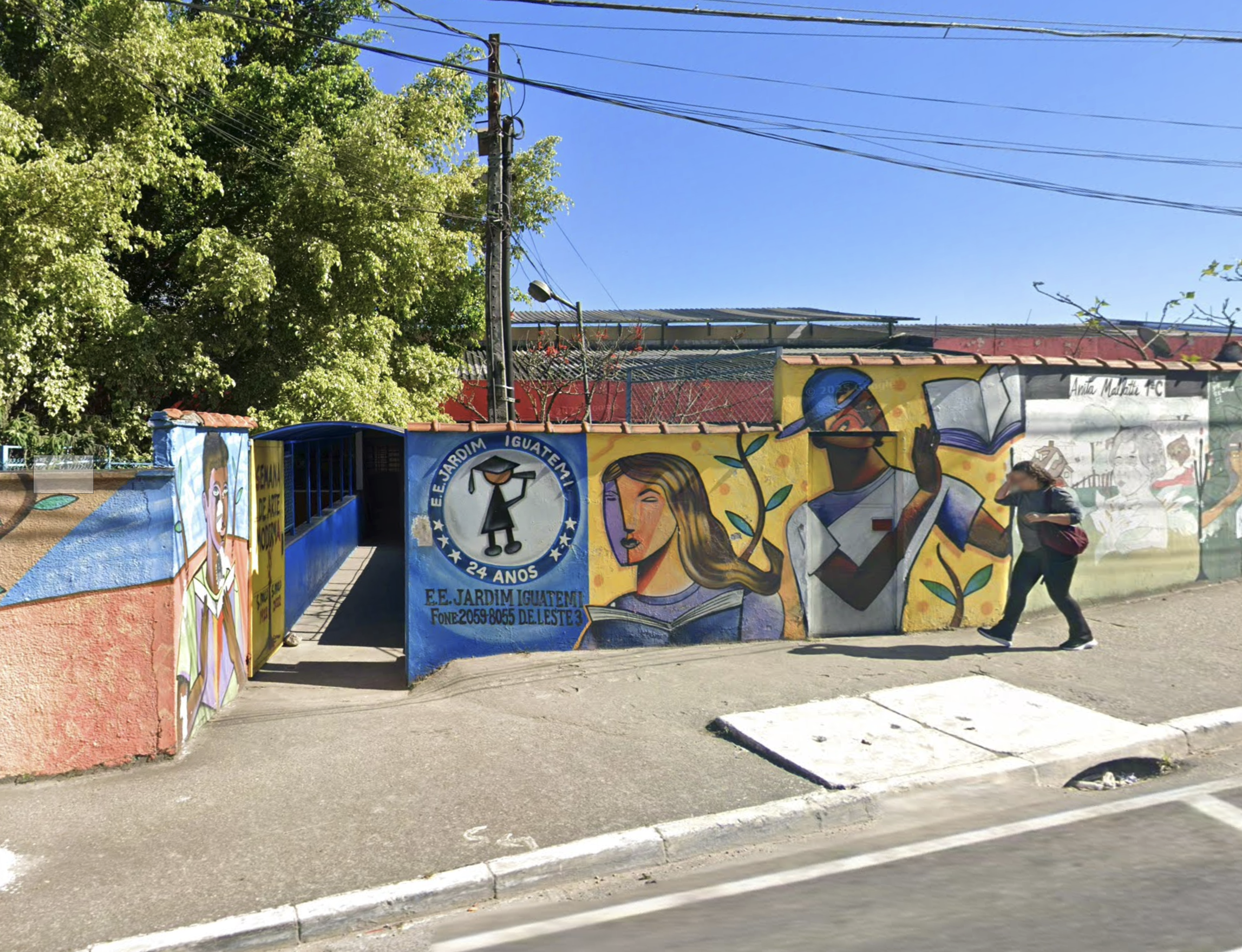 Fachada da EE Jardim Iguatemi com mural colorido em São Mateus, São Paulo