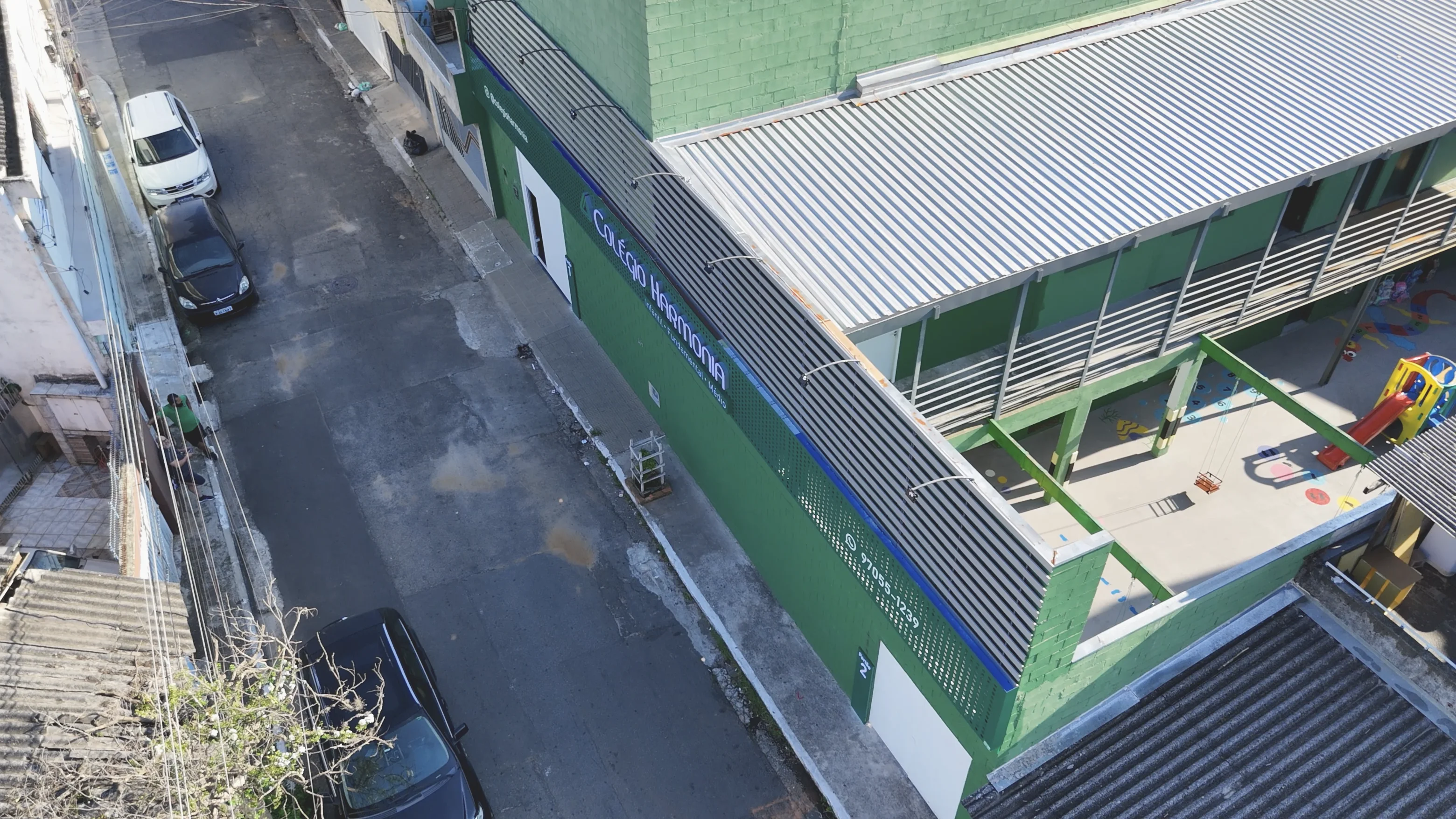Equipe de professores trabalhando juntos no Colégio Harmonia São Mateus